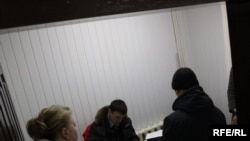 Сьвятлана Калінкіна назірае за ператрусам у сваёй рэдакцыі. <a href=http://d5bj5aryd6518.cloudfront.net/content/article/1985387.html target=_blank>ФОТАРЭПАРТАЖ</a>