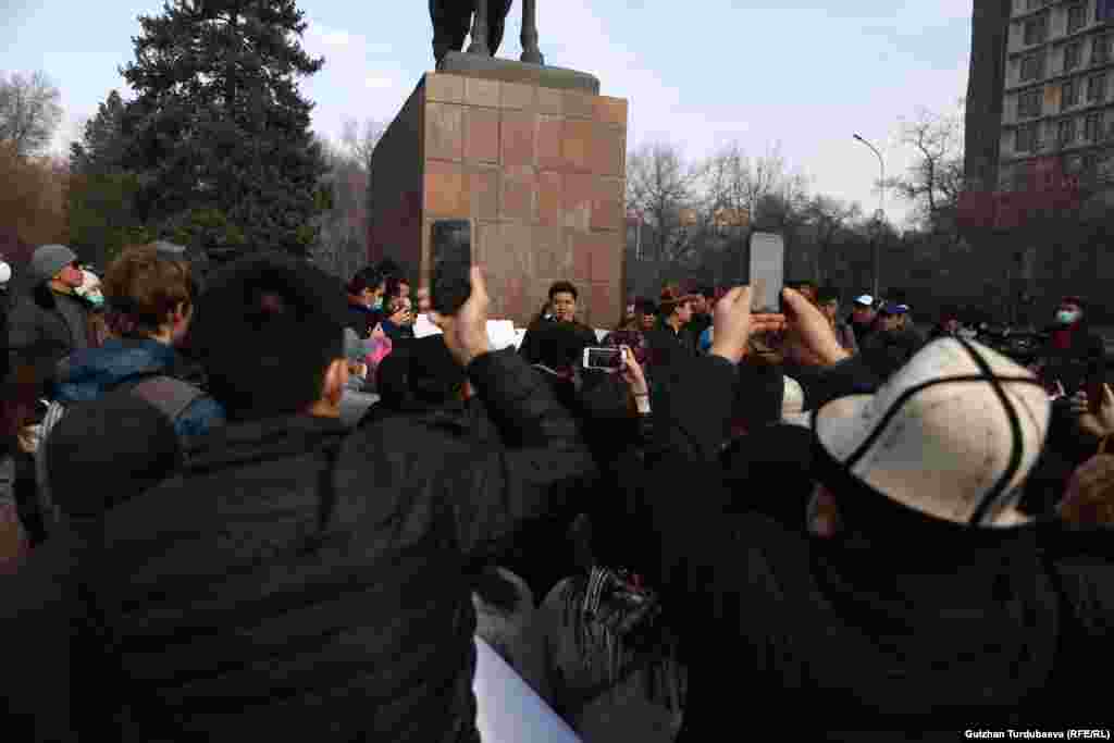Бүгүнкү акцияда "Райым камалсын", "Акыйкат орносун" деген ураандар жаңырды. 