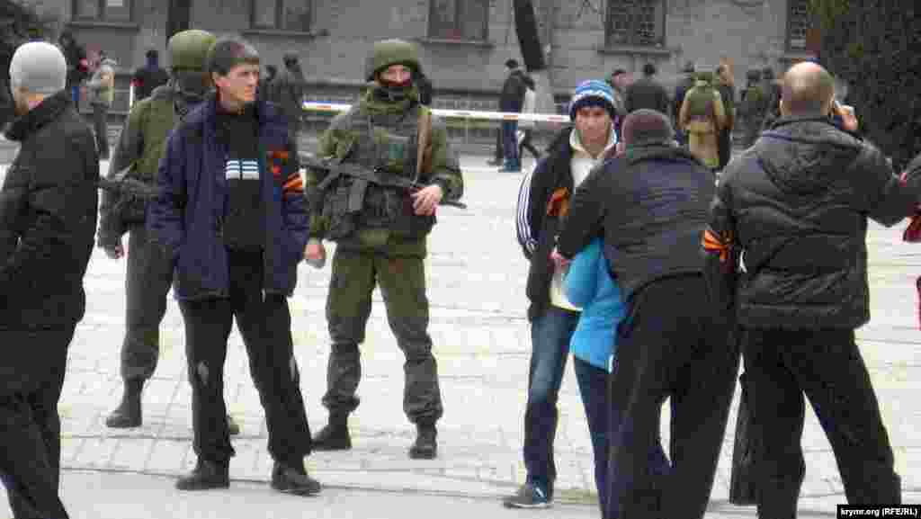 На площу почали приходити охочі подивитися на «ввічливих людей». Дехто намагається сфотографуватися зі спецназівцями. У «самообороні» до таких спроб ставляться прихильно, російські спецназівці взагалі ніяк не реагують, тільки глибше натягують балаклави. 