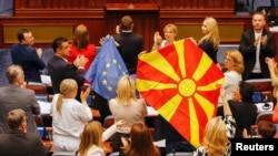 знамиња на ЕУ и на Македонија во Собранието за време на дебатата за договорот постигнат со посредство на Франција