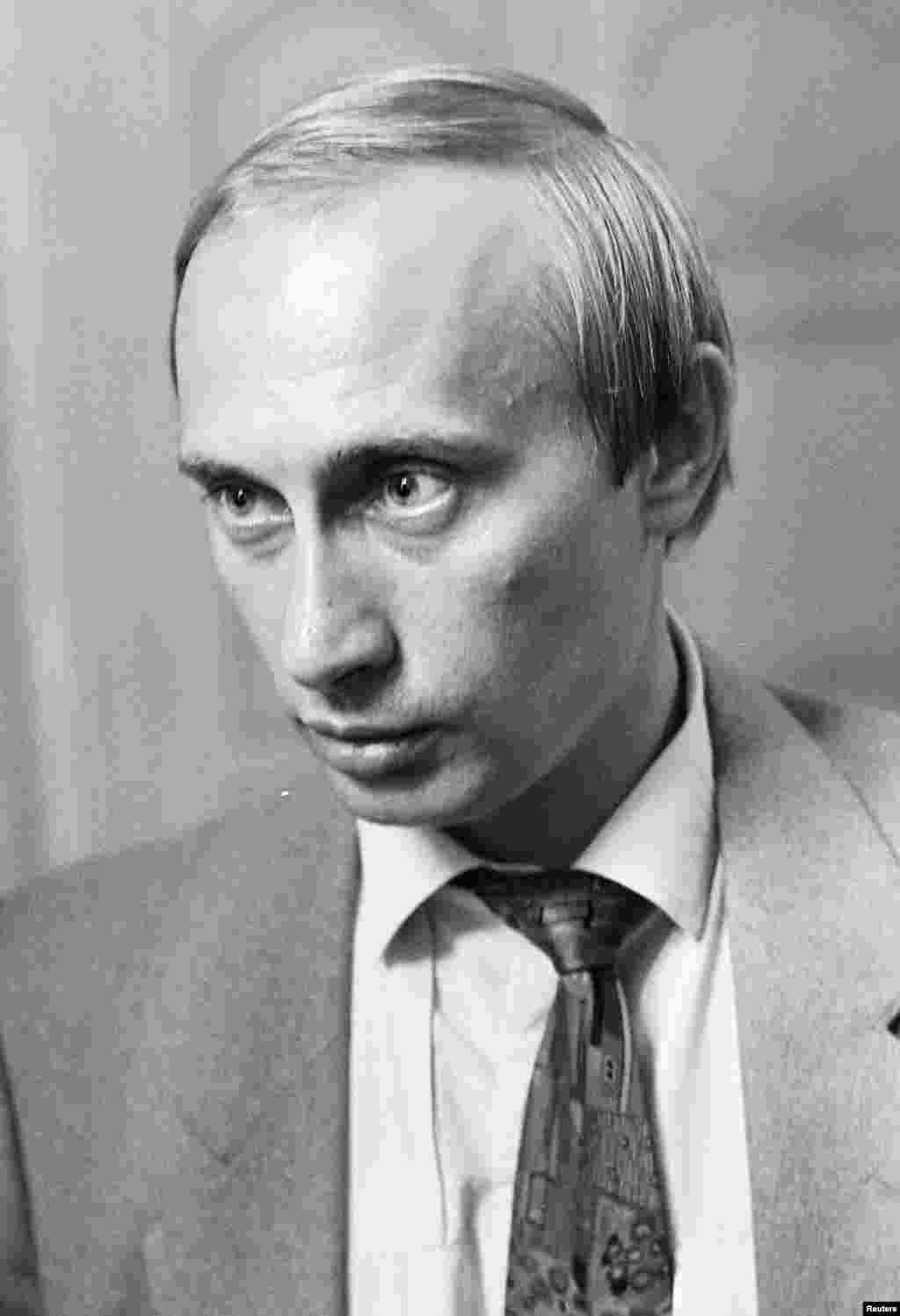 1991-ci il avgqustun 20-i. Putin Sankt-Peterburqda Xarici Əlaqələr Komitəsinin rəhybəri olarkən. 