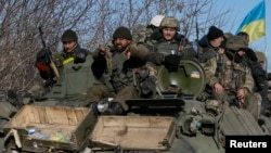Українські військовослужбовці після відступу з Дебальцева. 18 лютого 2015 року