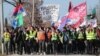 Studenții cu steaguri ale Serbiei și ale departamentelor universitare a în timp ce merg la un protest la Kragujevac, Serbia, pe 15 februarie.