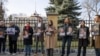 Удзельнікі акцыі каля амбасады Беларусі ў Вільні 9 сакавіка