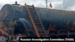 Дизельне паливо, що витікає з цистерни з російським прапором