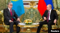 Президент Казахстана Касым-Жомарт Токаев (слева) и президент России Владимир Путин перед началом переговоров в Кремле, Москва, 3 апреля 2019 года.