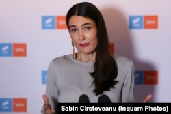 Procurorii spun că Armand s-a desemnat manager al unui proiect de îmbunătățire a capacităţii administrative locale. Din această poziție, Armand ar fi emis patru dispoziţii care au produs foloase materiale pentru sine.