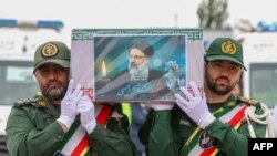 Zeci de mii de iranieni s-au adunat la Tabriz, Teheran și în alte orașe săptămâna aceasta pentru a-l plânge pe președintele Ebrahim Raisi, care a murit în weekendul trecut într-un accident de elicopter în nord-vestul Iranului.
