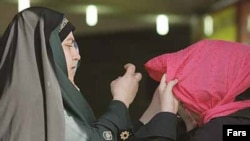 در برخی از موارد، مانند تاکيد بر رعايت حجاب، به نظر می رسد بين اختيارات و مسئوليت های ستاد امر به معروف و نيروی انتظامی هماهنگی وجود ندارد.