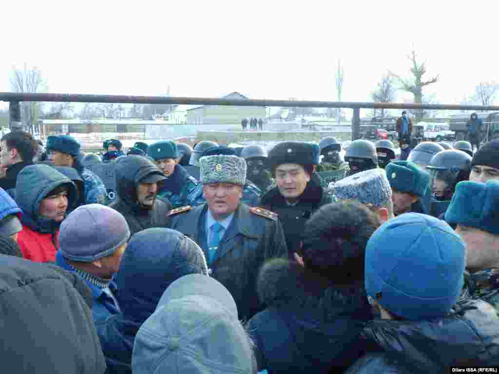Полковник полиции произносит речь на сходе местных жителей. 