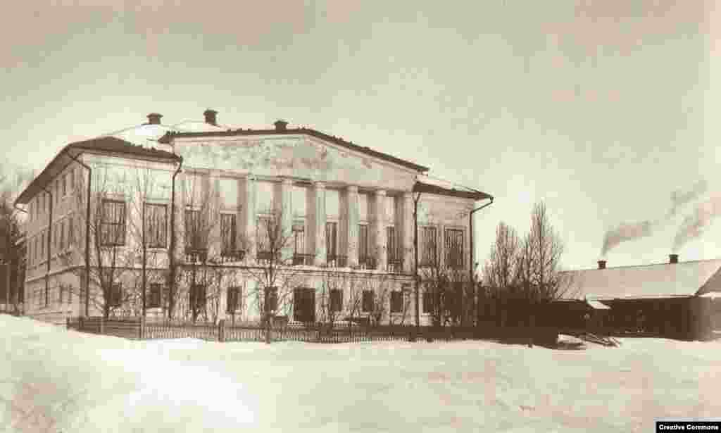 Casa părintească a lui Tolstoi la Iasnaia Poliana. Moșia familiei e la aproximativ la 200 km la sud de Moscova.