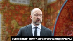 Шмигаль зазначив, що доплати кільком групам населення також будуть виплачуватися вчасно