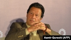 د وزیراعظم عمران خان په مشرۍ وفاقي حکومت دريځ لرې چې اپوزېشن ګوندونه د خپلو مشرانو درغليو پټولو لپاره راغونډ شوي دي. (انځور: ارشیف)