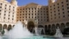 Hotel Ritc-Carlton u Rijadu, u kojem su se sastali američki i ruski pregovarači 24. marta. Predstavnici SAD sastali su se i s ukrajinskim pregovaračima u saudijskoj prestonici, 23. i 25. marta.