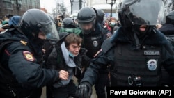 РУСИЈА - 23 јануари 2021 година, полицијата приведува учесник во протестот во Москва против затворањето на опозицискиот лидер Алексеј Навални.