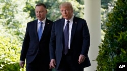 Pe când era președinte, Trump l-a cultivat pe conservatorul polonez Duda, primindu-l cu onorori la Casa Albă în iunie 2020.