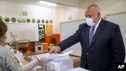 Бугарскиот премиер Бојко Борисов гласа на изборите, 04.04.2021.