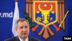 Если вы думаете, что после этого конфуза Дмитрий Рогозин, ставший вице-премьером в правительстве Дмитрия Медведева, прячется от журналистов, вы глубоко ошибаетесь