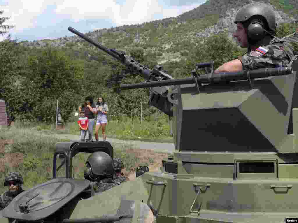 Slovenački vojnici KFOR-a na putu za selo Rudare, 05.08.2011. Foto: Reuters