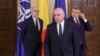 Președintele Senatului și președinte interimar al PNL, Ilie Bolojan, împreună cu partenerii din coaliția de guvernare: Kelemen Hunor, președintele UDMR, și premierul Marcel Ciolacu, președintele PSD. 