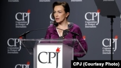 Alsu Kurmasheva vorbește la ceremonia de decernare a premiilor internaționale pentru libertatea presei 2024 a CPJ, la New York, pe 21 noiembrie.