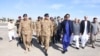عمران خان په خپله واکمنۍ کې له پوځ سره د اختلافاتو دعوې ردولې او ویل یې چې له باجوه سره یې تعلقات خورا ښه دي - پخوانی انځور.