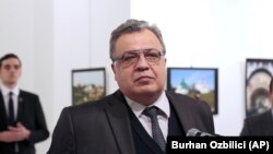 Андреј Карлов, тогашниот руски амбасадор во Турција, паузира за време на говорот на изложба на фотографии во Анкара, 19 декември 2016 година.