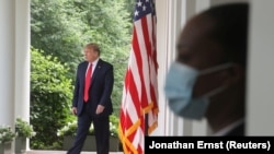 Вашингтон- претседател на САД Доналд Трамп доаѓа на прес конференција во Белата куќа, 29.05.2020