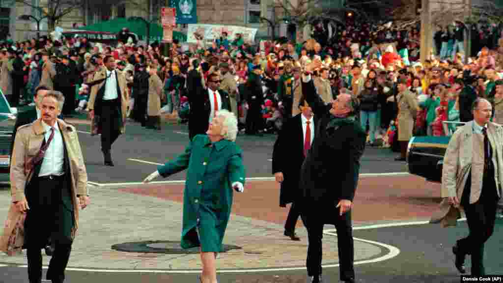 Predsjednik George Bush, desno, i prva dama Barbara Bush mašu okupljenima duž Avenije Pennsylvania. 41. predsjednik je položio zakletvu 20. januara 1989. godine. 