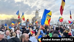 Сторонники Кэлина Джорджеску протестуют против решения Конституционного суда Румынии. Бухарест, 11 марта 2025 года