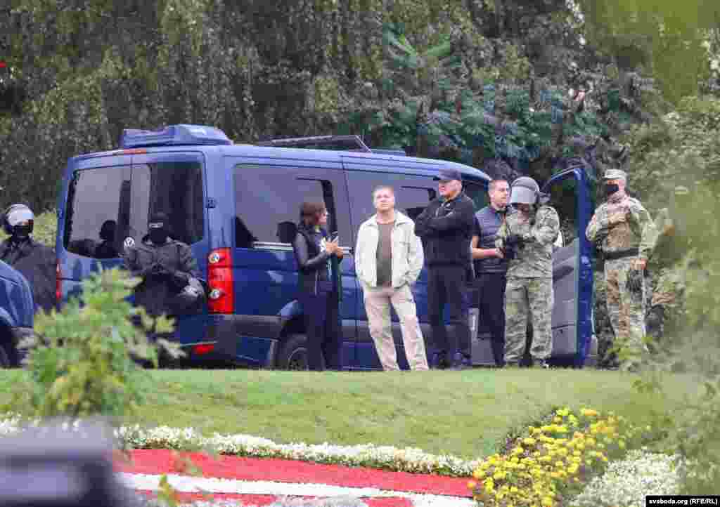 За разгонам назіраюць прэс-сакратарка Аляксандра Лукашэнкі Натальля Эйсмант і Дзьмітры Паўлічэнка, экс-камандзір вайсковай часткі 3214, якога падазравалі ў зьнікненьні апанэнтаў рэжыму