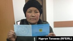 Сайрагуль Сауытбай показывает документ о продлении статуса просительницы убежища, Алматы, 28 января 2019 года.