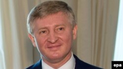 Кілька впливових представників монобільшості у розмові з Радіо Свобода підтвердили можливий вплив Ахметова через так звану «групу Павлюка» на низку голосувань, що стосувались енергетичних питань