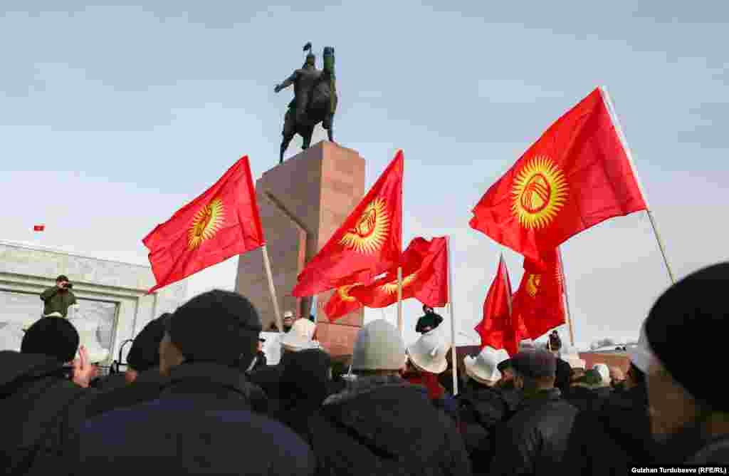Нааразылык акциясы башталаганга чейин өздөрүн "Кырк чоро" деп атаган топ да Ала-Тоо аянтына митингге келди. Алар коррупцияга каршы экенин билдиришти. Бирок митингчилерге кошулбай аянттагы Манастын эстелигинин жанында турушту. 