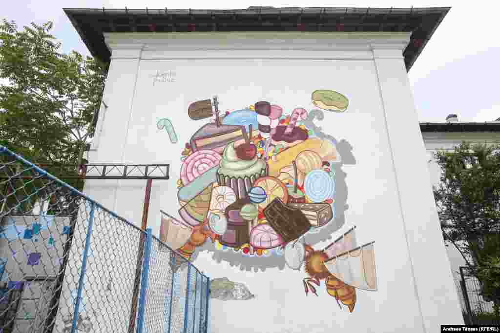 Lucrare murală realizată de artista Nadine Kseibi&nbsp;pe unul din zidurile complexului Moxa din cadrul UNArte.