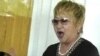 Свидетель Умит Шадирова дает показания в суде по делу о мошенничестве с квартирами. Актобе, 23 июня 2010 года. 