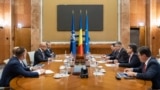 Întâlnire între o delegație guvernamentală condusă de premierul Marcel Ciolacu (al treilea din dreapta) și conducerea Liberty Steel Galați, care promitea – în iulie 2024 – că repornește producția de oțel. Nu s-a întâmplat până în prezent.