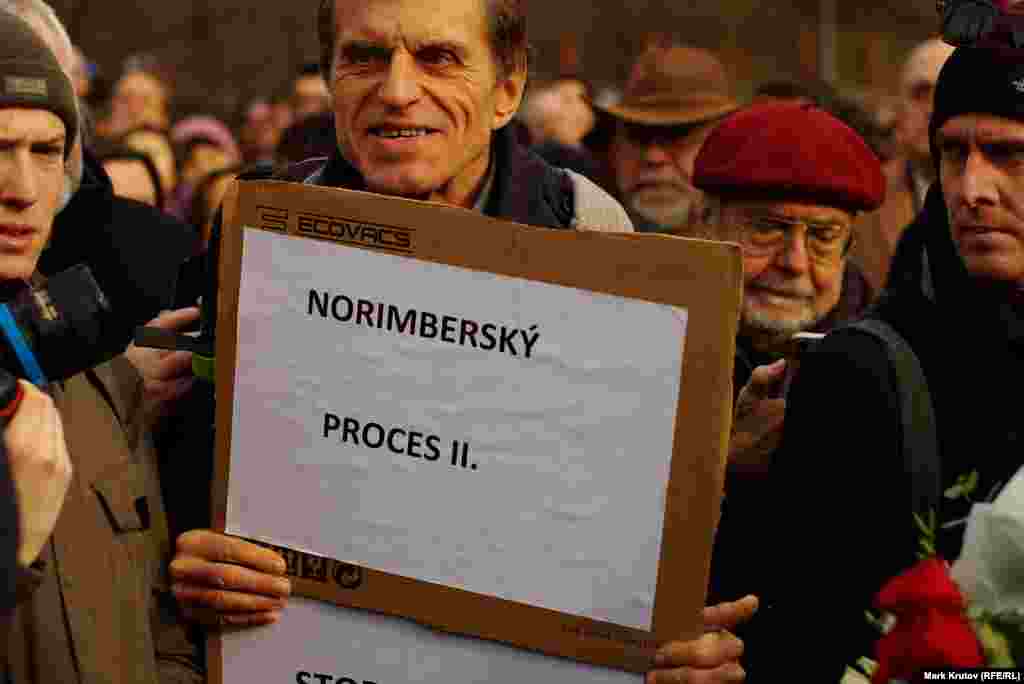 Надпись на плакате призывает судить представителей высшей российской власти: "Нюрнбергский процесс – 2".