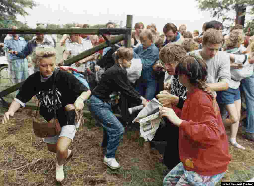 1989. augusztus 18-án a Páneurópai pikniken ideiglenesen megnyílt a határ, és több száz keletnémet rohant át Ausztriába, hogy onnan az NSZK felé folytassa útját