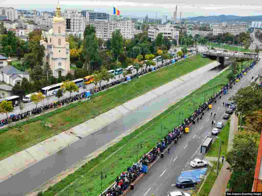 Zeci de mii de oameni au stat în acest an și câte 20 de ore la un rând de peste 6 kilometri pentru a se reculege la racla Cuvioasei. Imagine de duminică, 13 octombrie 2024. Tradiția creștină spune că un păcătos a fost îngropat în apropiere de mormântul Cuvioasei, iar sfânta s-a arătat în vis unui localnic căruia i-ar fi cerut să-i mute rămășițele. Astfel ar fi fost descoperit trupul ei neputrezit, iar moaștele duse la o biserică în care au rămas două secole. Apoi, au fost mutate, pe rând, la Târnovo, Vidin, Kruşevaţ și Belgrad, de unde au fost luate în 1521 din cauza asediului otoman. De acolo au fost duse la Constantinopol, unde au rămas până la mutarea lor în Moldova. 