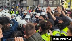 Туркање меѓу полицијата и студентите во блокада пред влезот на РТС, Белград, 16 април 2025 година