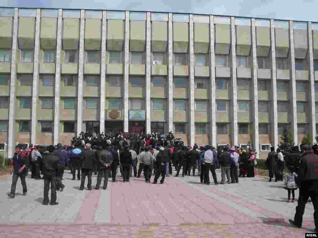 2010 жылғы Сәуір төңкерісіне ұласқан наразылық Қырғызстанның Талас қаласында 6 сәуір күні басталды. 