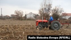 Архивска фотографија- Земјоделец ора со трактор во близина на Битола.