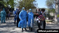 Узбекские медики провожают на реабилитацию выздоровевших от коронавируса пациентов.