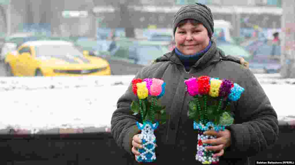 Светлана из-за инвалидности не может найти работу. Она продает у городских рынков цветы из бисера, которые делает собственноручно. Стоимость одного такого цветка - 500 тенге. "Я много не накручиваю. Себестоимость - 480 тенге. Моя прибыль - 20 тенге. Мне нравится мое занятие. И людям тоже нравится. Покупают", - говорит мастерица. В месяц выручка, по ее словам, составляет 60–70 тысяч тенге.