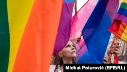 Učesnici prve bh. povorke ponosa sa LGBT+ zastavama, Sarajevo. 8. septembar 2019. 