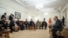 Președintele rus Vladimir Putin întâlnindu-se cu soldați implicați în invazia din Ucraina la reședința sa de lângă Moscova, 1 ianuarie 2024 (Sursă: Kremlin via REUTERS) 