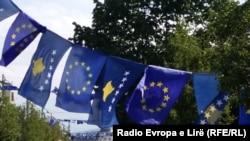Знамиња на Косово и на ЕУ во Приштина, архивска фотографија