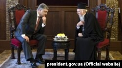 Президент України Петро Порошенко і вселенський патріарх Варфоломій І під час зустрічі в Константинополі/Стамбулі, архівне фото