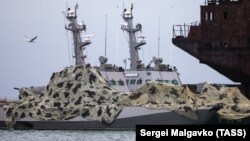 Захоплены українські військові катери (видно напис «Бердянськ» на одному з них) у порту окупованого кримського міста Керчі